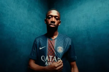 Ousmane-Dembele-avec-le-nouveau-maillot-du-PSG-25-26